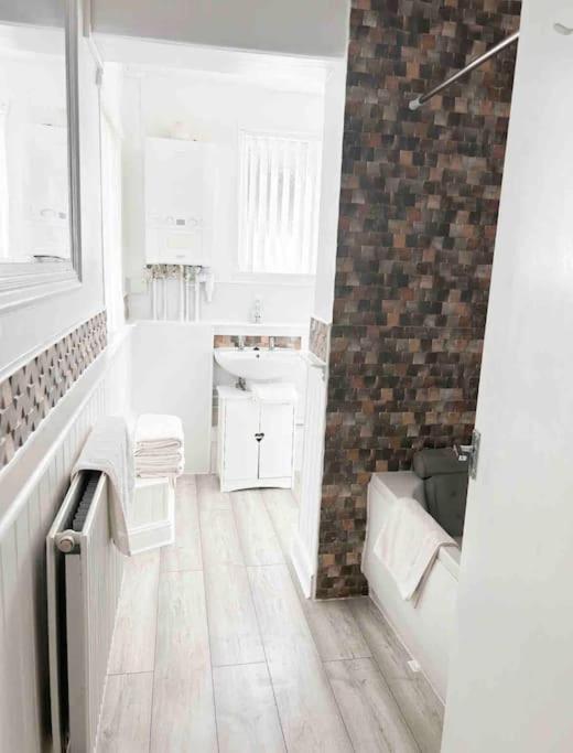 Lovely Two Bedroom Apartment, With Private Garden! Torquay Ngoại thất bức ảnh